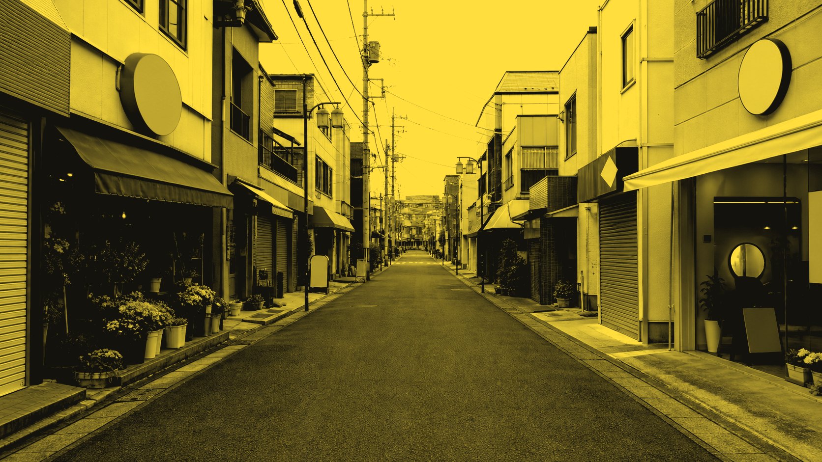 個人店が並ぶ商店街の通り。シャッターが閉まった店と開いている店が混在している